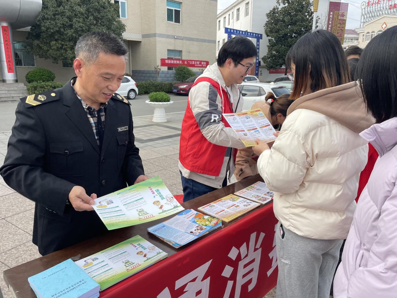 守護(hù)消費(fèi)權(quán)益，共筑誠信環(huán)境——單龍寺鎮(zhèn)開展3·15國際消費(fèi)者權(quán)益日主題系列活動(dòng)